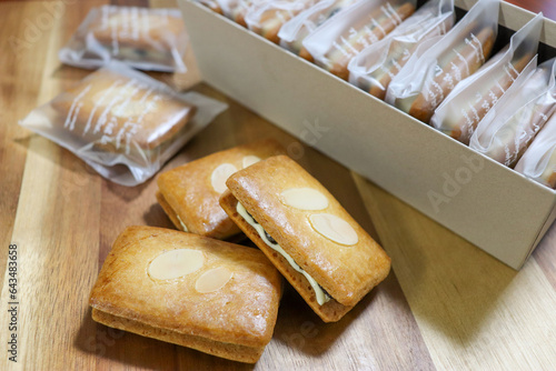 パティシエが作ったレーズンバターサンドとパッケージした菓子のギフト