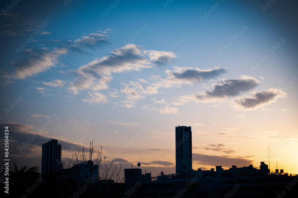 都会の夕暮れ空
