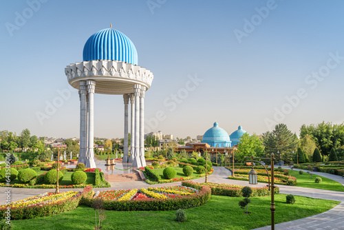 Scenic rotunda at the Memorial Shakhidlar Hotirasi complex photo