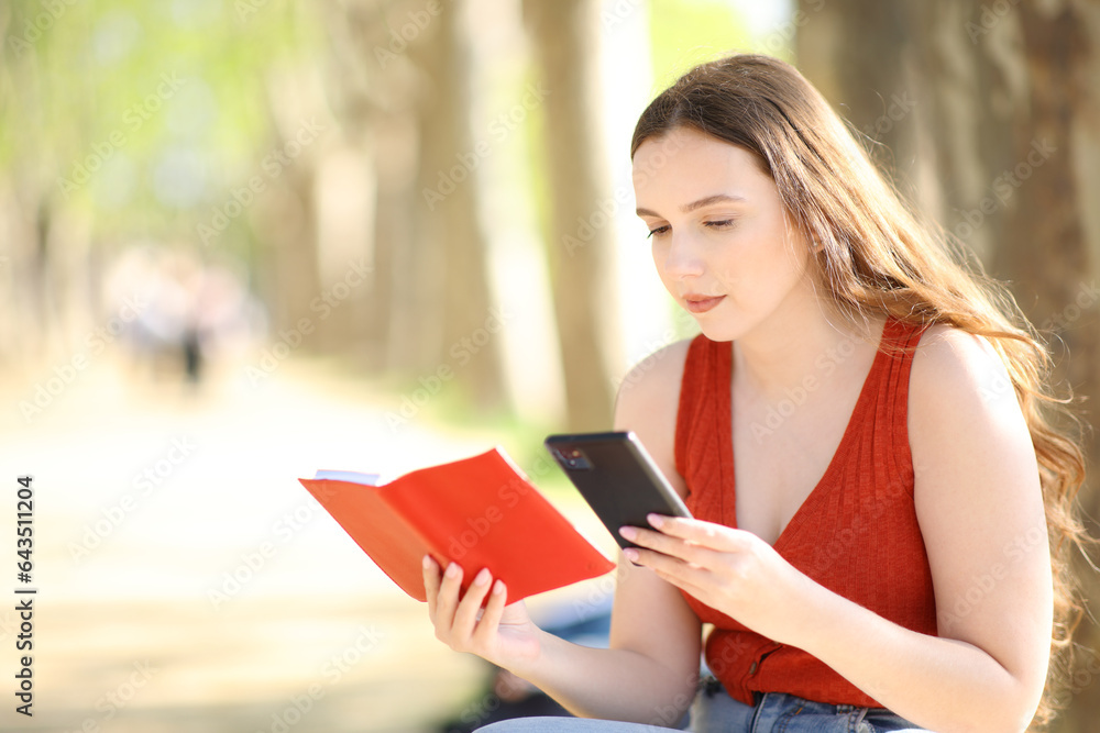 Obraz premium Woman using phone and paper agenda