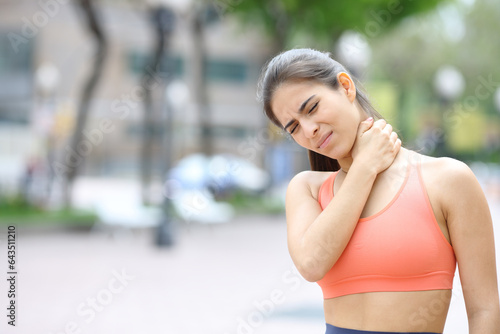 Fotografía Sportswoman suffering neck ache in the street