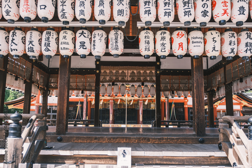 Visit a shrine that represents Japan [Yasaka Shrine]