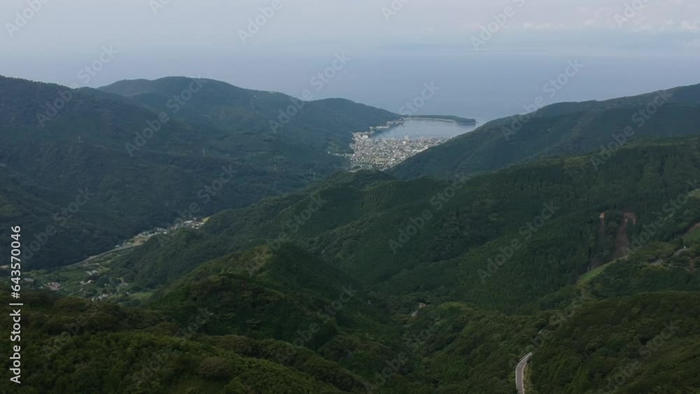 ドローンで空撮した夏の伊豆半島の山々の風景と戸田港の全景 ドローンで空撮した夏の伊豆半島の山々の風景と戸田港の全景