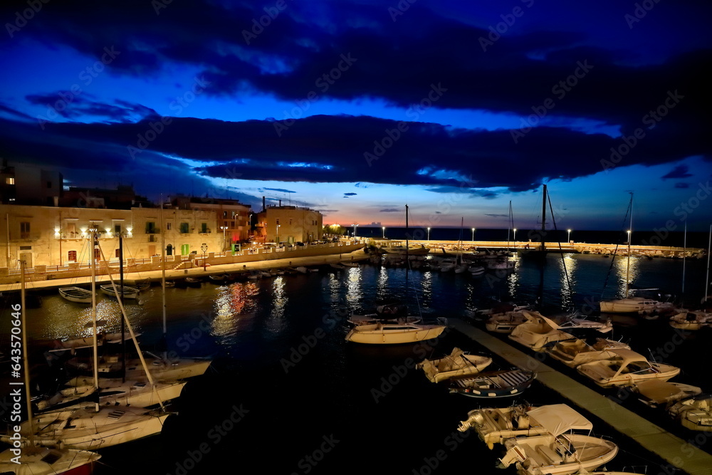 Φωτογραφία Veduta del porticciolo di Giovinazzo(Bari Puglia) al tramonto sfruttando la luce