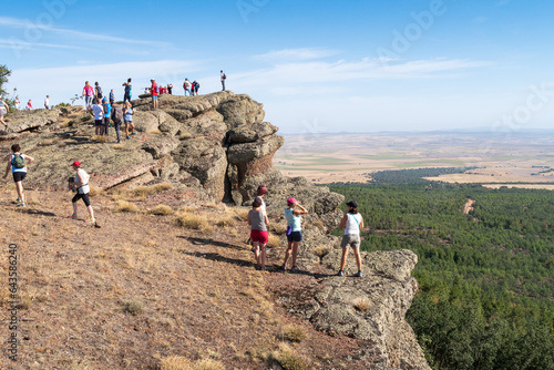 Paisaje rocoso de montaña con grupo de senderistas en el monumento natural sierra de caldereros, Guadalajara, España.