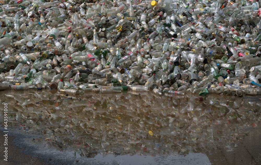 Fototapeta premium Pfütze auf einem Glasplatz mit Weißglas