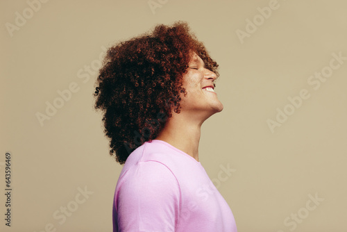 Foto Celebrating his unique beauty, young smiles in a studio
