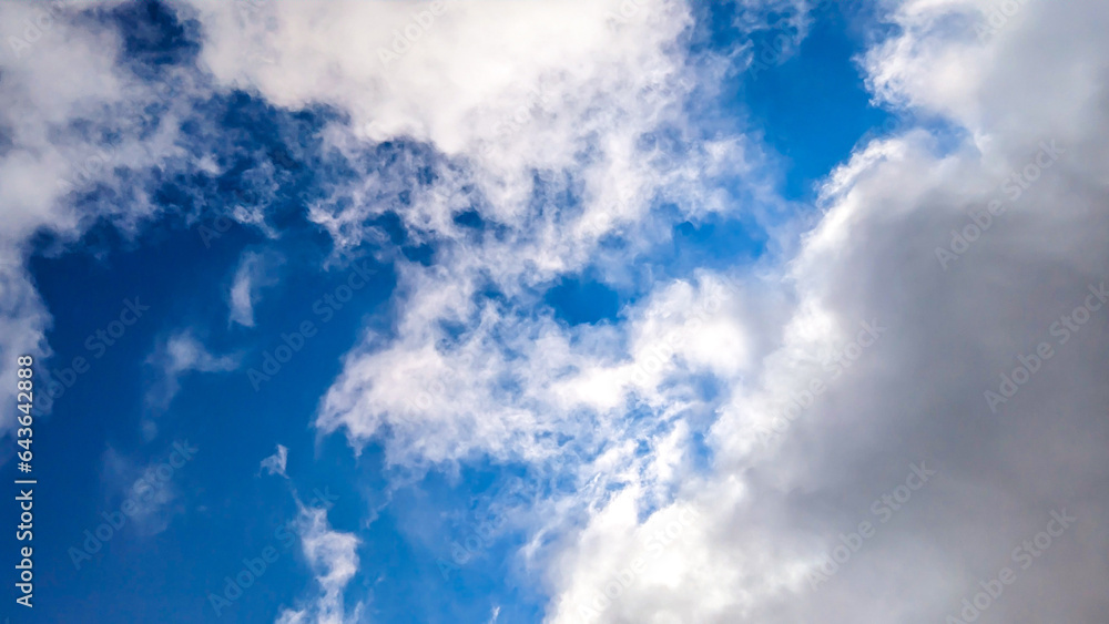 Obraz premium beautiful cloud sky in sunny day