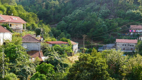 Village hispanique sur le flanc d'une montagne, village en pierre de montagnes, sur le sommet d'une montagne, dans un vaste environnement de nature et de verdure, perché, coin tranquille, balade