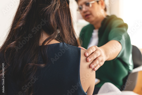 Photos Young woman in a mental therapy session talking with a psychologist in the office