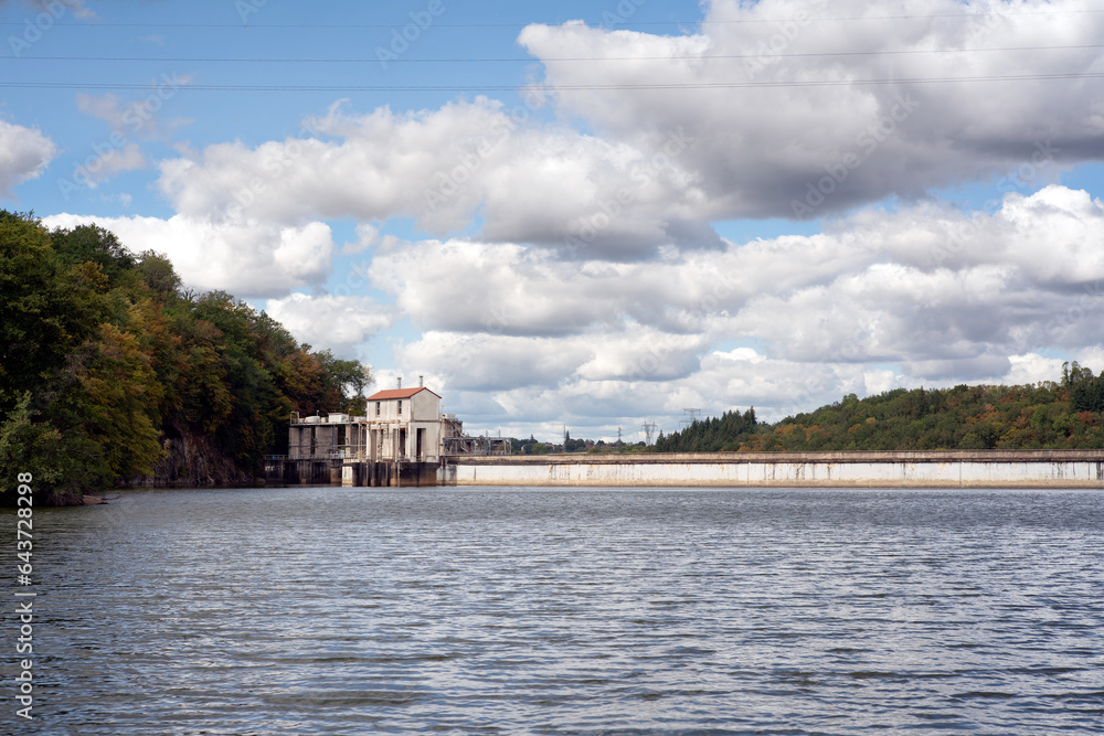 vue d'un barrage de hydroélectrique sur une rivière en France en Europe