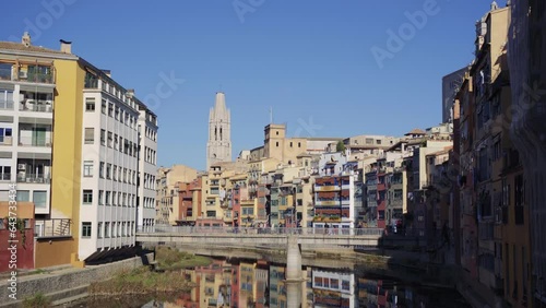 vistas al río Onyar que pasa entre los edificios de Girona photo