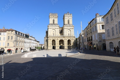 La place de la république, ville de Auch, département du Gers, France