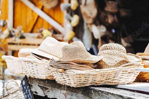 Accessoires pour l'été chapeaux de paille en vente dans une boutique Provençale