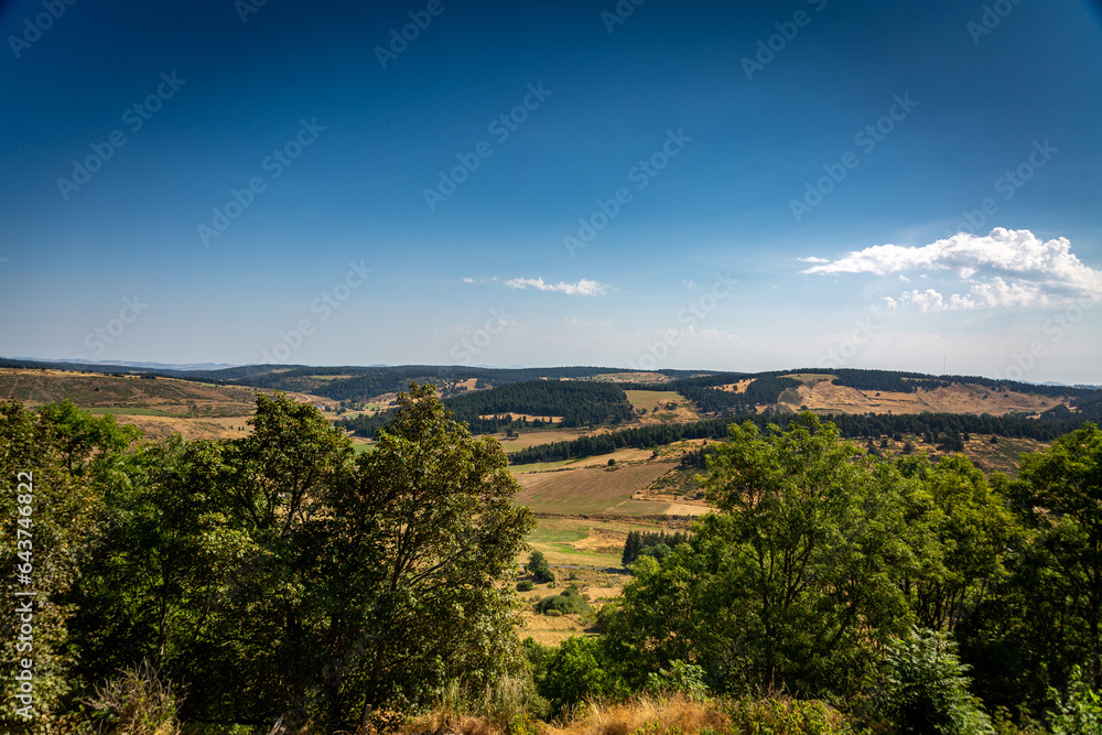 Naklejka premium Vue du Lac de Charpal dans les Monts de Randon