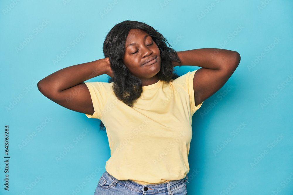 Young african american curvy woman feeling confident, with hands behind the head.