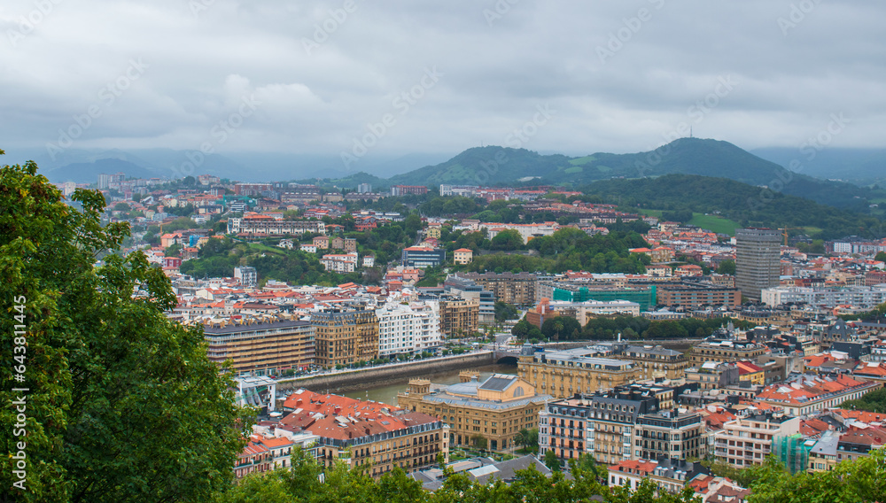 Vue de la ville de Donostia (San Sebastian) en Espagne, avec notamment le fleuve Urumea et le théâtre Victoria Eugenia