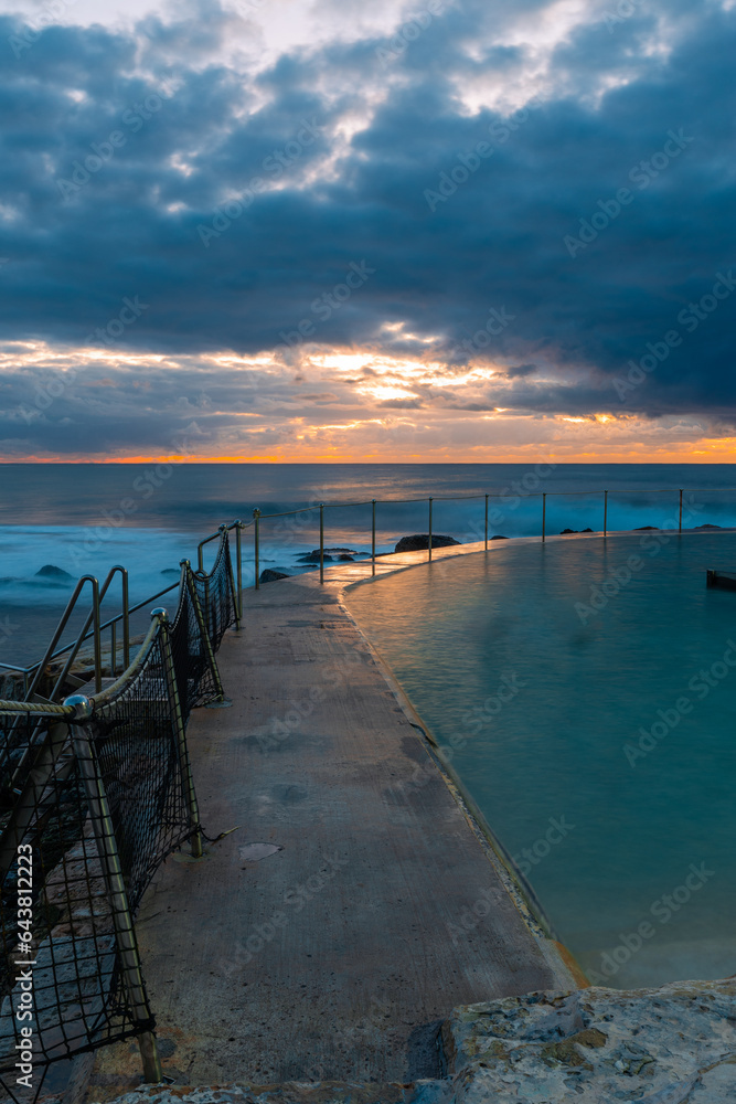 Obraz premium Cloudy morning view of Bronte rock pool, Sydney, Australia.