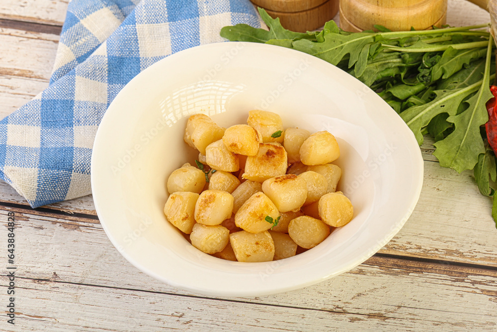 Roasted delicous scallop in the bowl Roasted delicous scallop in the bowl