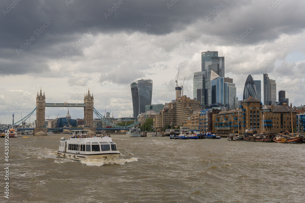 Die moderne Skyline von London mit der Tower Bridge, der City und den Wolkenkratzern entlang der Themse