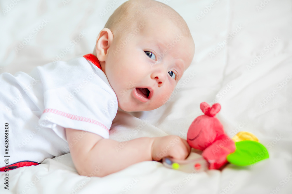 Gripping reflex in a newborn baby. Time to buy the first rattle. Baby of 2 months holds his head Gripping reflex in a newborn baby. Time to buy the first rattle. Baby of 2 months holds his head