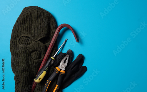 Картината върху платно Beige knitted balaclava, gloves,screwdriver and Crowbar,Collection of tools and equipment for theft,flat lay