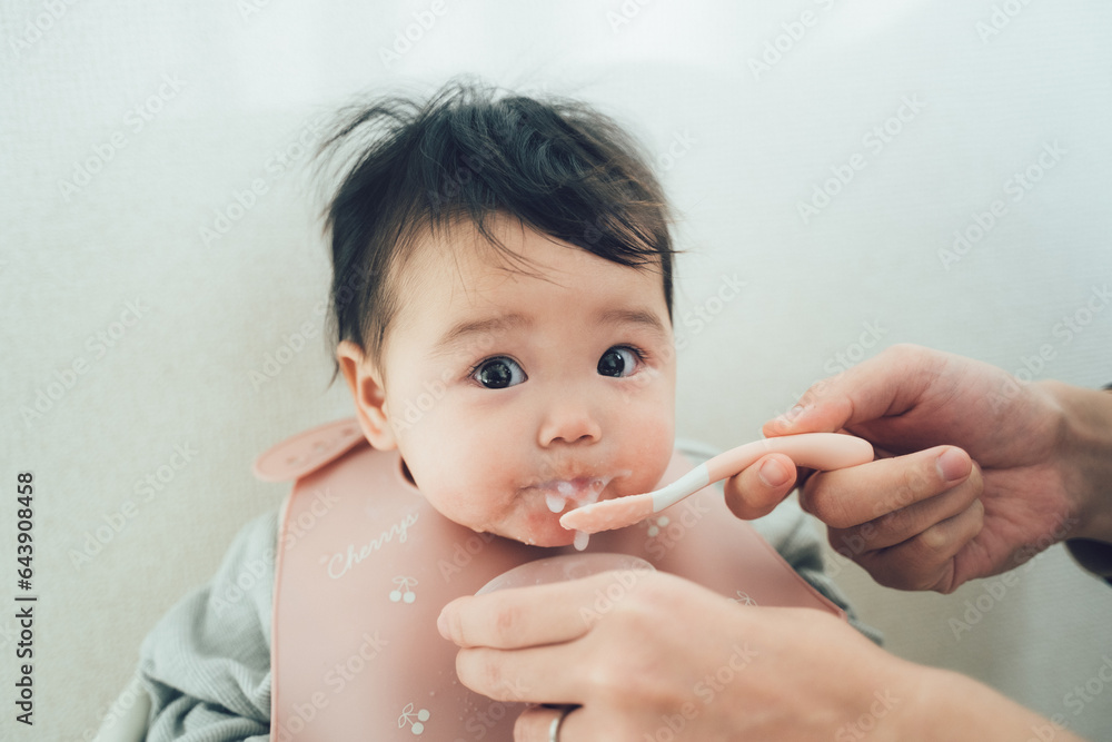 離乳食を食べる赤ちゃん