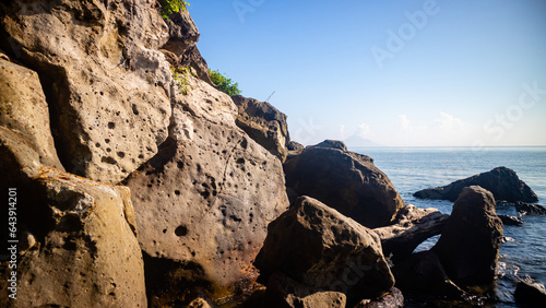 Fototapeta Naklejka Na Ścianę i Meble -  rocks that line the beach