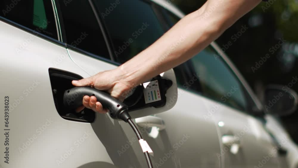 prise de chargement de voiture électrique pour charger une voiture moderne avec l'électricité au ralenti