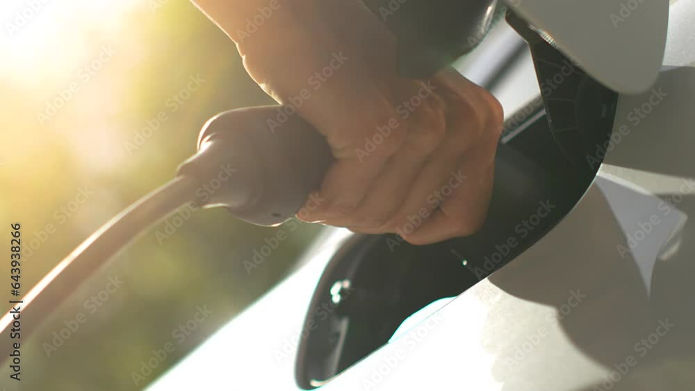 prise de chargement de voiture électrique pour charger une voiture moderne avec l'électricité en slow motion