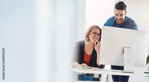 Fotografie Help, talking and business people with a computer for training, meeting or advice on a website