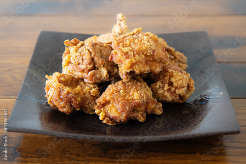 黒い和食器と鳥の唐揚げ