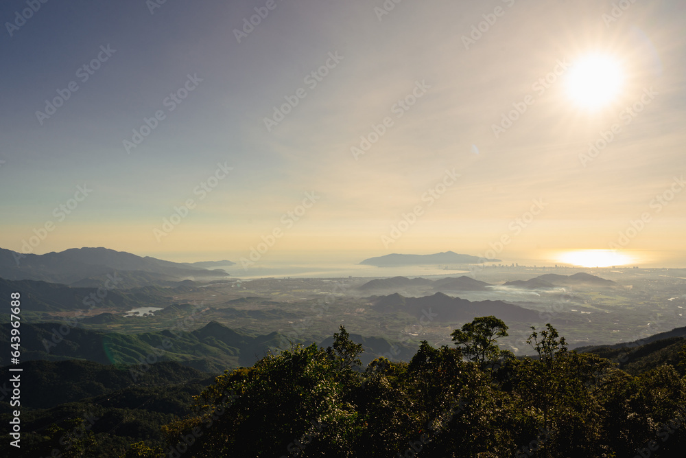 Obraz premium Sunrise seen from the Ba Na mountain