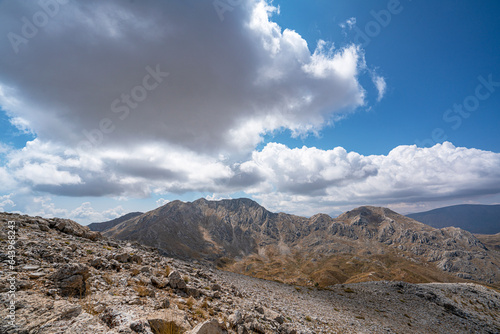 The scenic view of Feslikan Plateau and Alaben Mountain, which looks as if it has its back, consists of spread neighborhoods and looks like it is nestled inside a pit when viewed from the sky. 