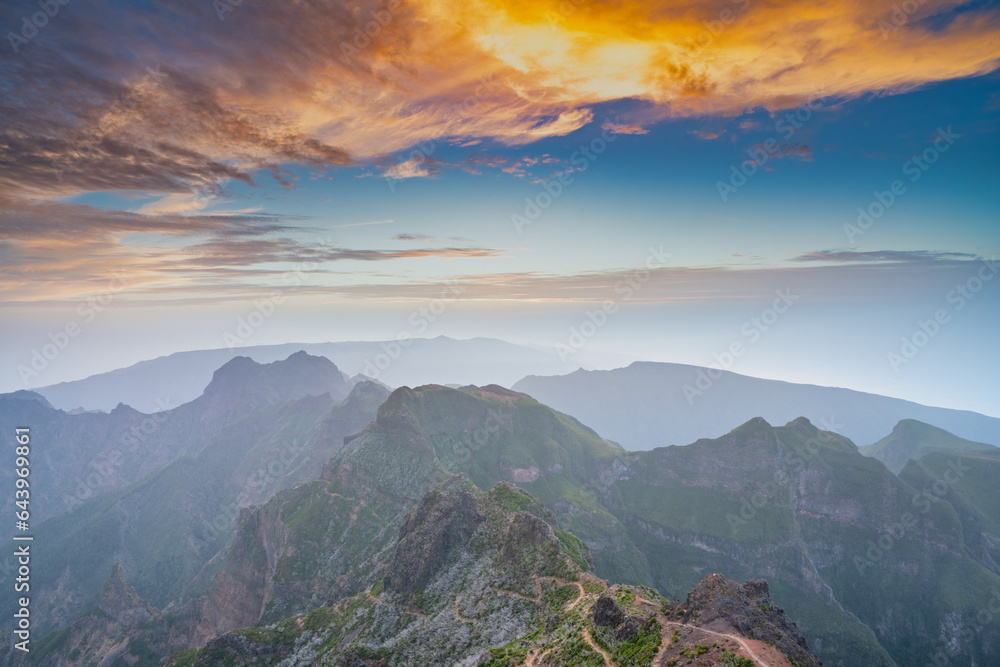 It is the perfect trip on the island of Madeira, where the traveller can see the rocks of the Atlantic Ocean and discover paths that lead to many adventures and extraordinary experiences.