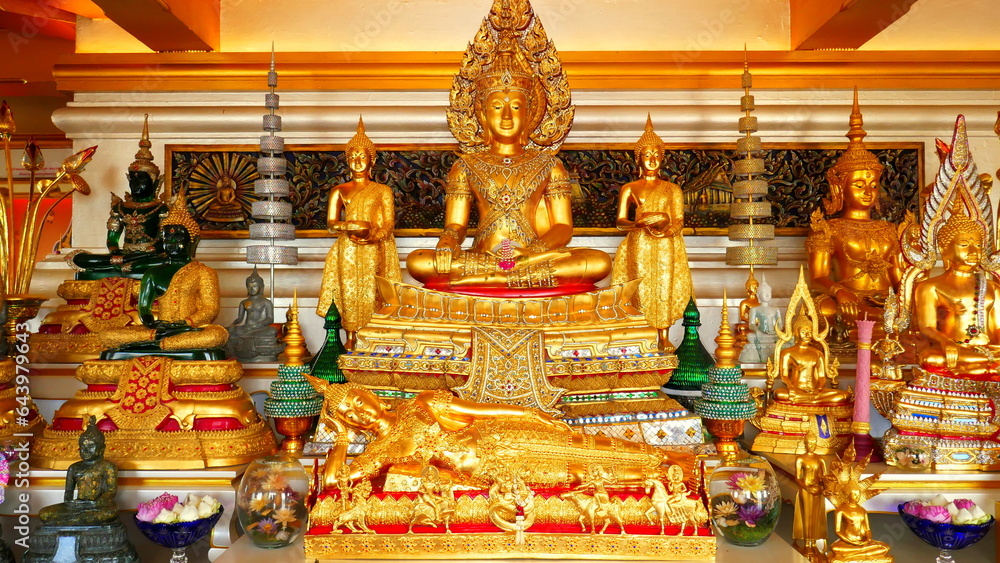 mehrere vergoldete Statuen von Buddha im Tempel des Golden Mount in Bangkok
