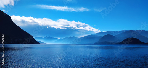 Neblina en el Lago di Commo con fondo montañoso photo