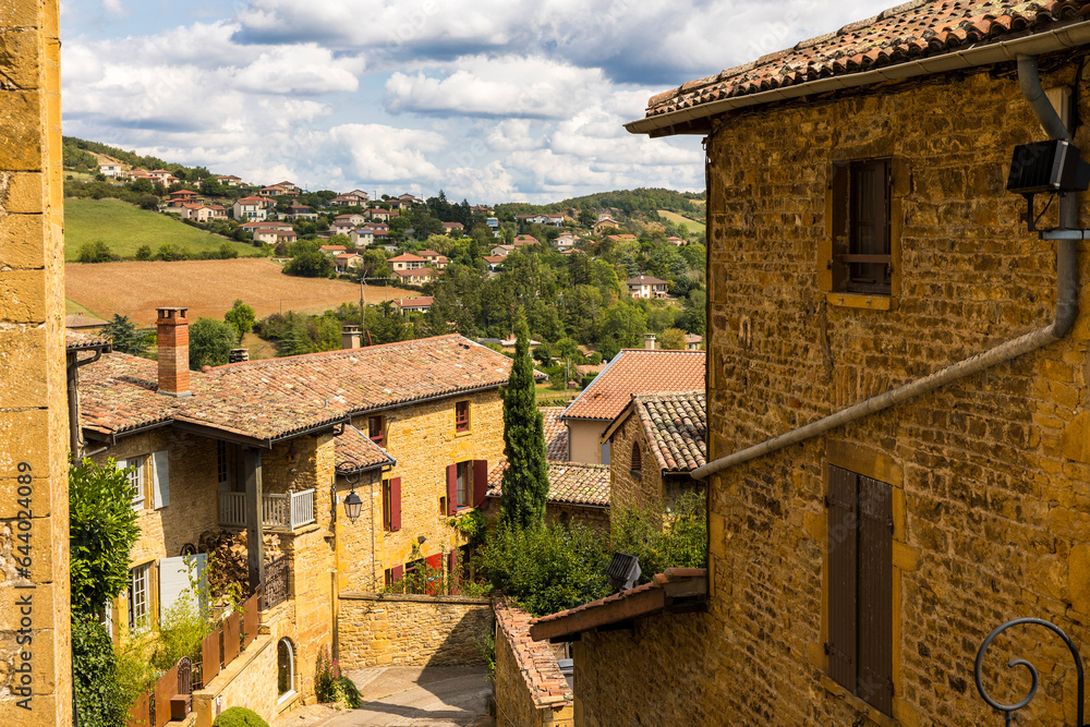 Rue et maisons en pierres dorées typique de cette région du Beaujolais dans le médiéval d’Oingt