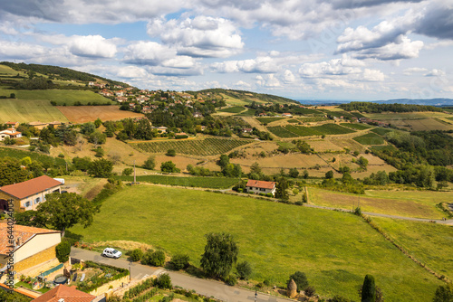 Hameau des Fontaines  sur les flancs d   une collines du Beaujolais  depuis le village d   Oingt