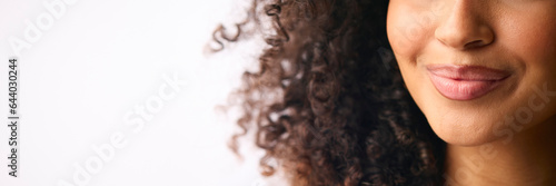 Foto Close Up Studio Portrait Showing Mouth Of Smiling Natural Woman Standing Against