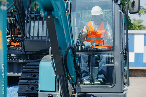 Εκτύπωση καμβά Worker man builder operate crane or excavator at construction site