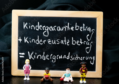 In Deutschland wird das Kindergeld durch die Kindergarantiebetrag abgelöst, zusammen mit dem Kinderzusatzbetrag ergibt sich dann die Kindergrundsicherung photo