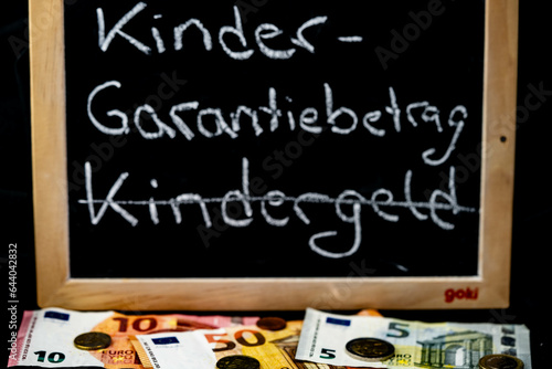 In Deutschland wird das Kindergeld durch die Kindergarantiebetrag abgelöst, zusammen mit dem Kinderzusatzbetrag ergibt sich dann die Kindergrundsicherung photo