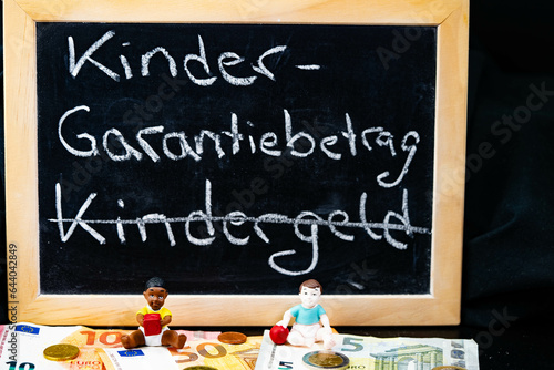 In Deutschland wird das Kindergeld durch die Kindergarantiebetrag abgelöst, zusammen mit dem Kinderzusatzbetrag ergibt sich dann die Kindergrundsicherung photo