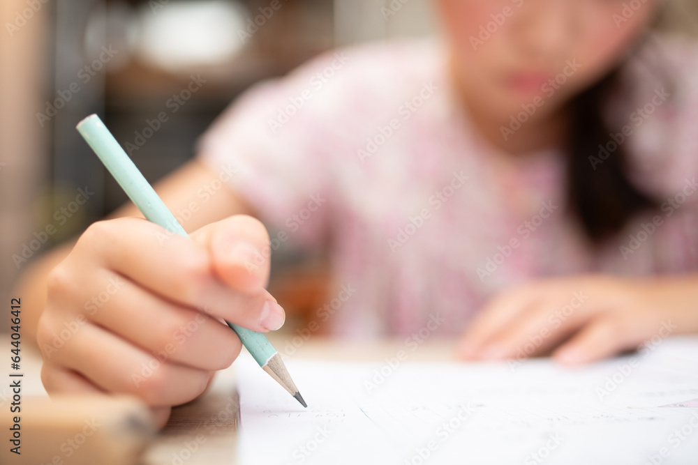 勉強をする子供の手元 勉強をする子供の手元