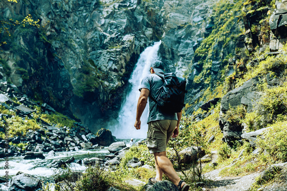 Obraz premium Hiker walking at waterfall 