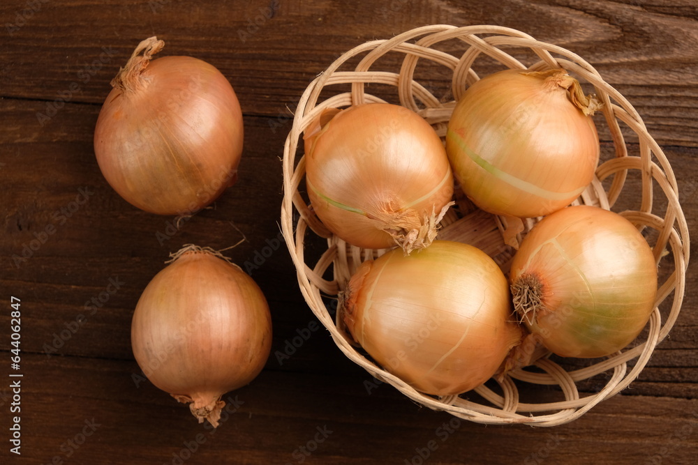 Φωτογραφία Onions (Allium Cepa Linnaeus) are the most widely and widely cultivated type of onion, used as a spice and cooking ingredient, with a large round shape and thick flesh
