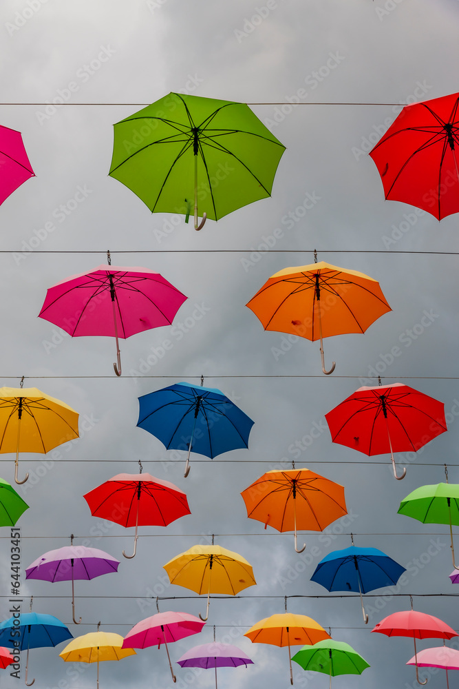 Bunte Regenschirme vor Himmel