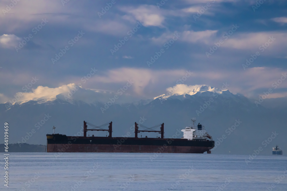 Fototapeta premium Mt. Olympus viewed from Thessaloniki, Greece