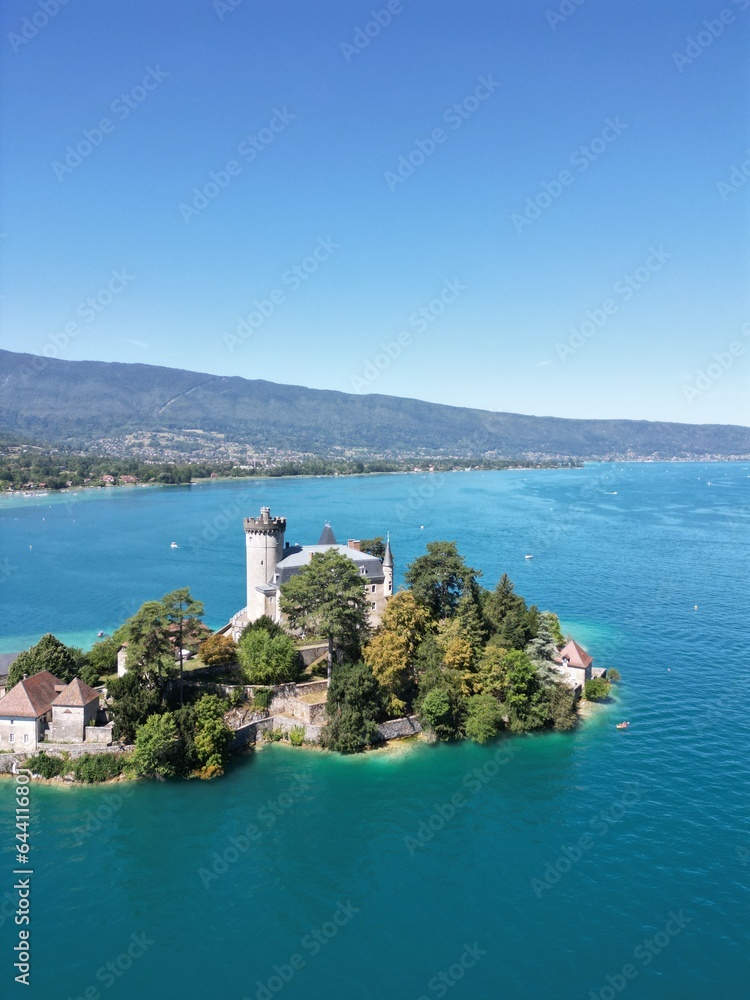 Lac Annecy - Chateau de Duingt - Alpes - France - Vue aérienne drone